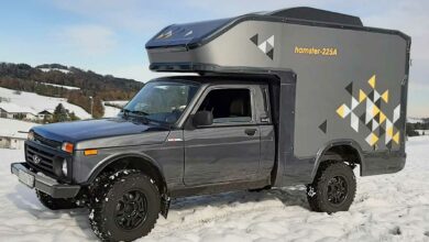 Un camping car sur une base de Lada Niva.