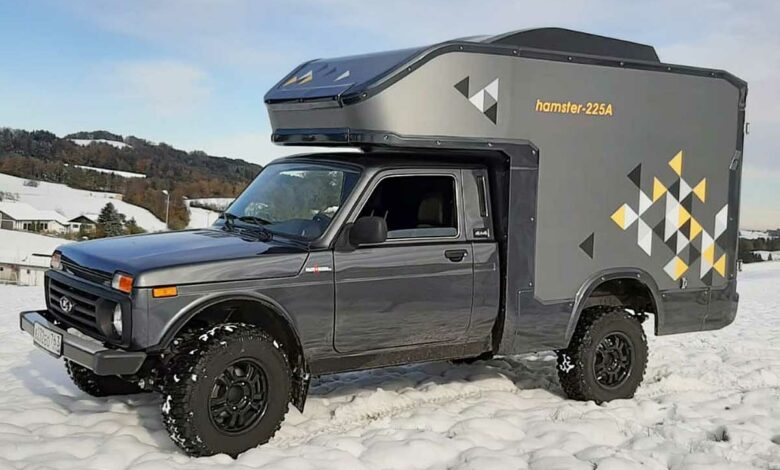 Un camping car sur une base de Lada Niva.