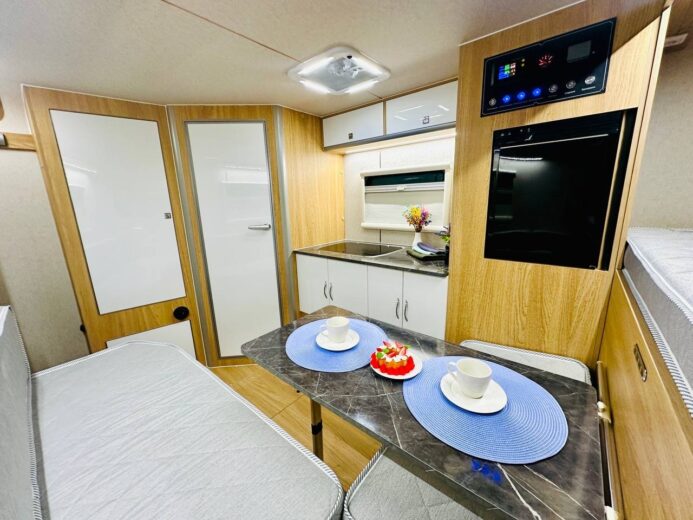 Une sensation de confort dans cet intérieur de module camping car.