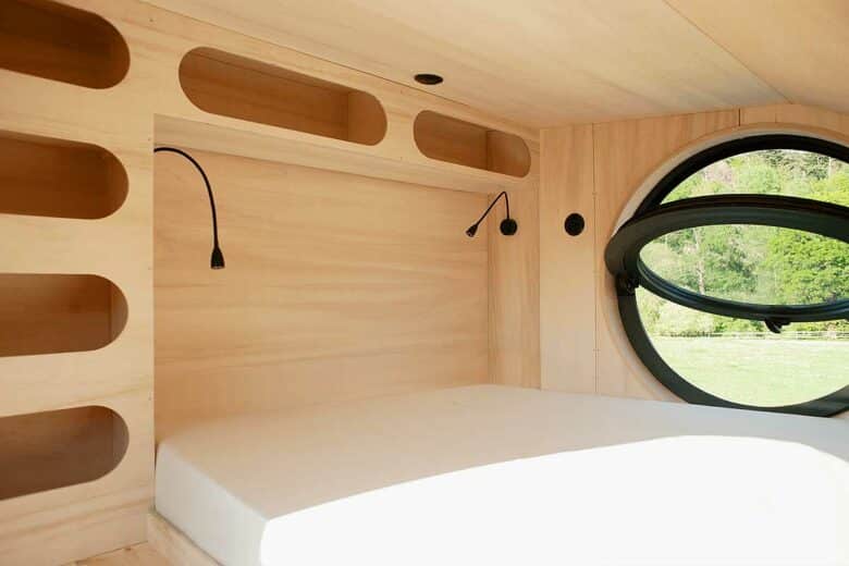 L'espace couchage avec son hublot rond.