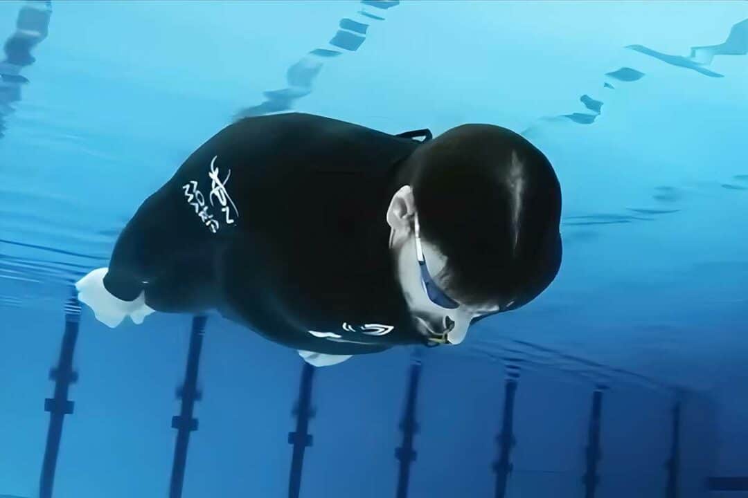 Cet homme est capable de passer plus de 29 minutes en apnée.