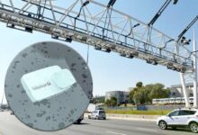 Un portique flux libre et un badge télépéage.
