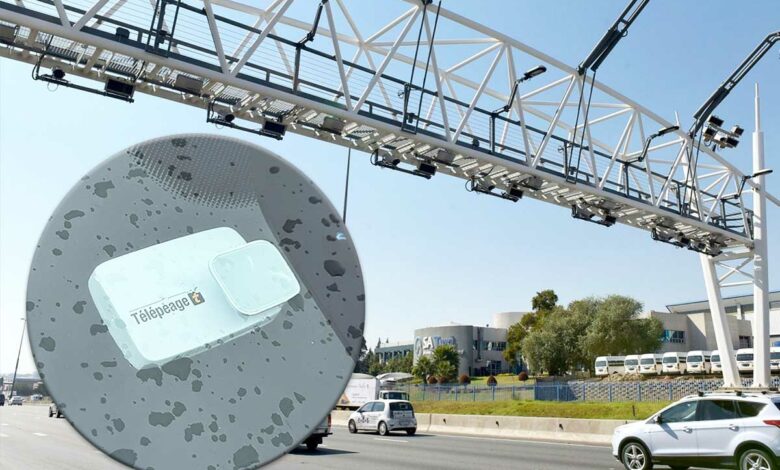 Un portique flux libre et un badge télépéage.