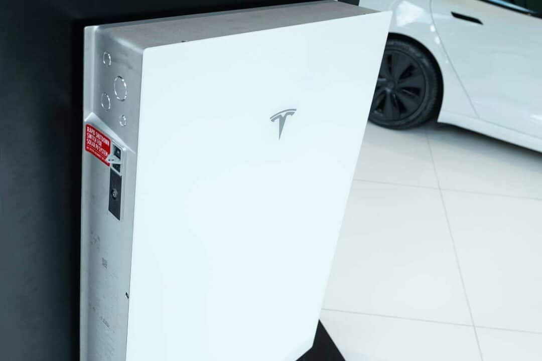 Une batterie Tesla dans un magasin.