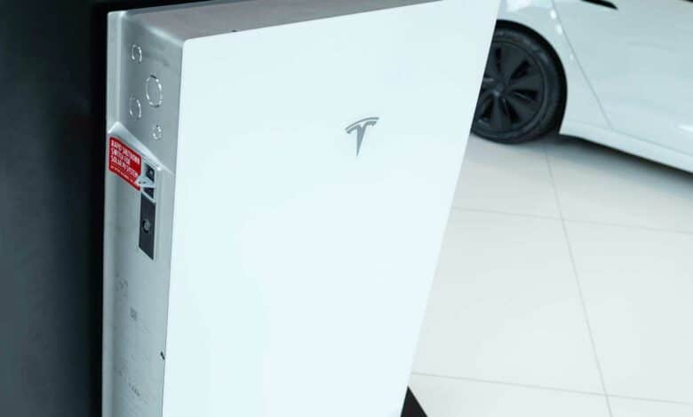 Une batterie Tesla dans un magasin.