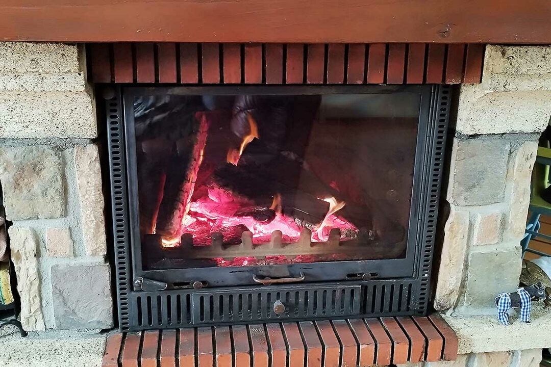 Une cheminée avec du feu.