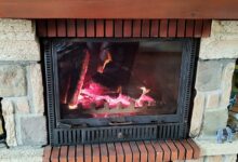 Une cheminée avec du feu.