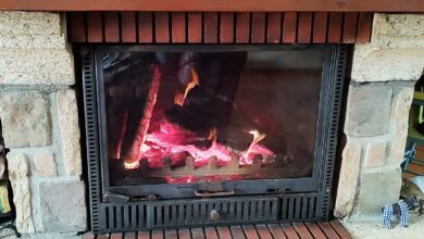 Une cheminée avec du feu.