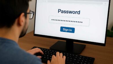 Un homme entre son mot de passe sur un site.