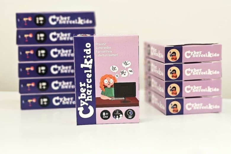 Un tas de jeux de cartes.