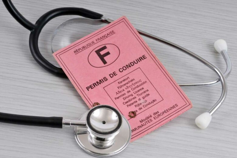 Le permis de conduire et un stéthoscope.