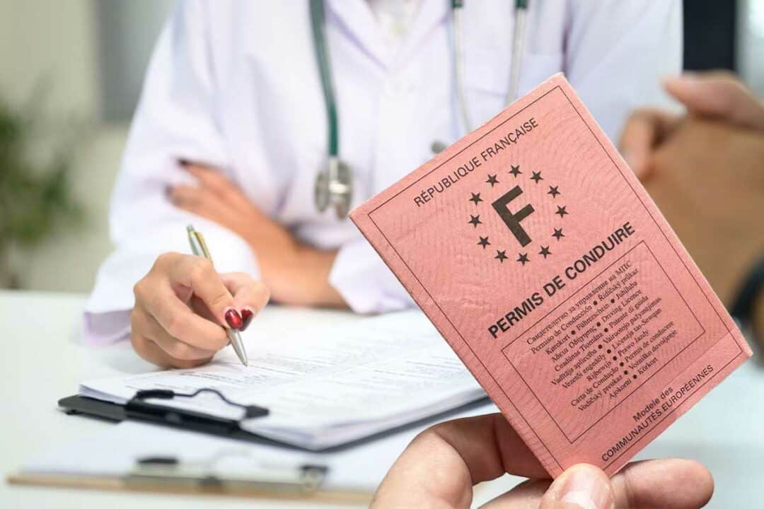 Le permis de conduire et un médecin.