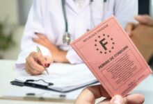 Le permis de conduire et un médecin.
