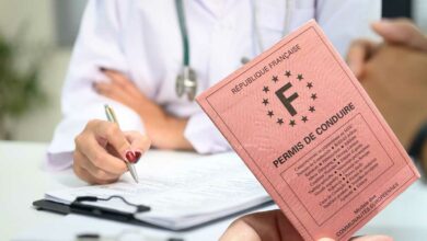 Le permis de conduire et un médecin.
