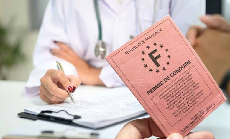 Le permis de conduire et un médecin.