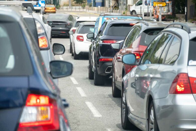 Un embouteillage sur une route.