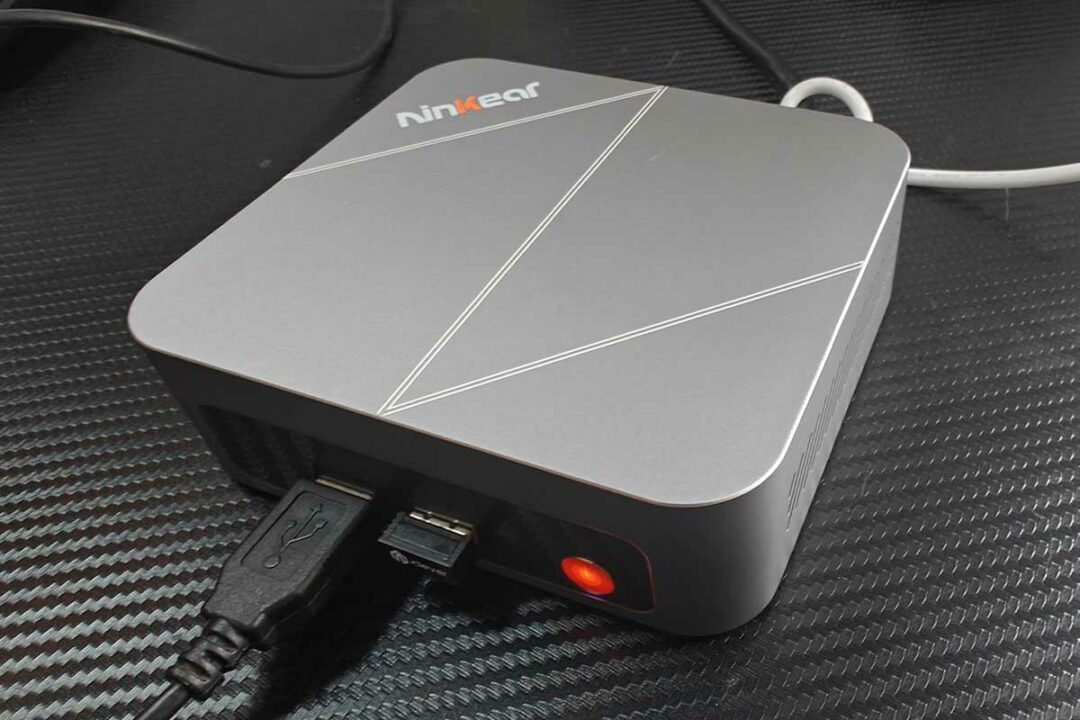 Mini PC Ninkear M7 AMD Ryzen 5 7430U compact et ultra-silencieux.