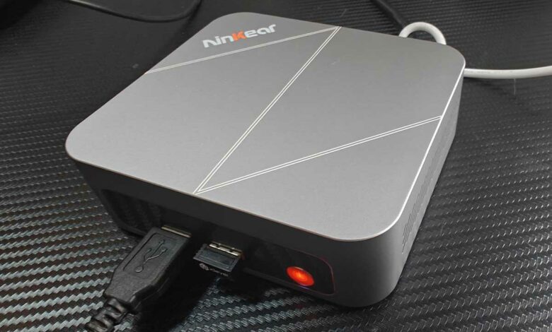 Mini PC Ninkear M7 AMD Ryzen 5 7430U compact et ultra-silencieux.