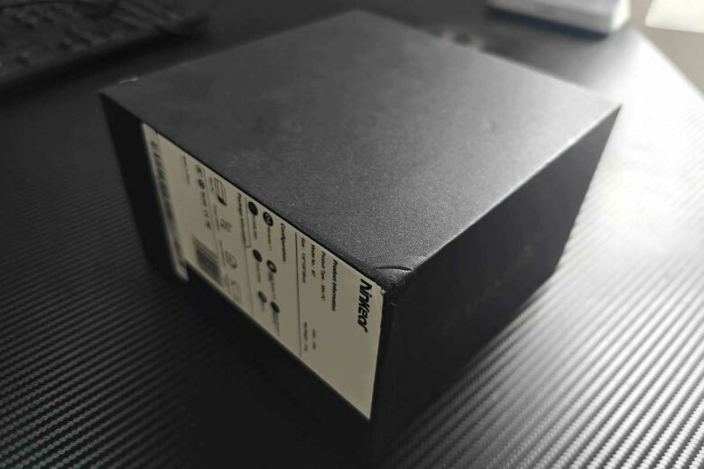 Le carton d'emballage.