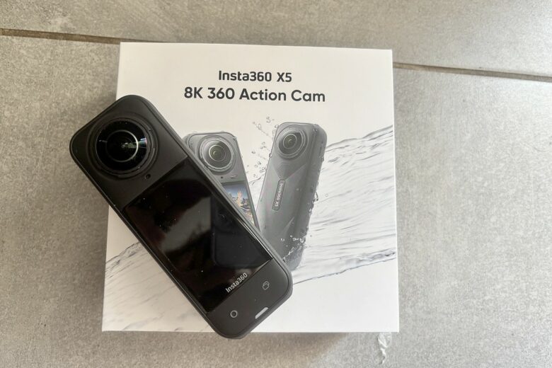 Sur sa boîte élégante, la Caméra Insta360 X5 affiche clairement sa promesse : filmer en 8K avec un design étanche.