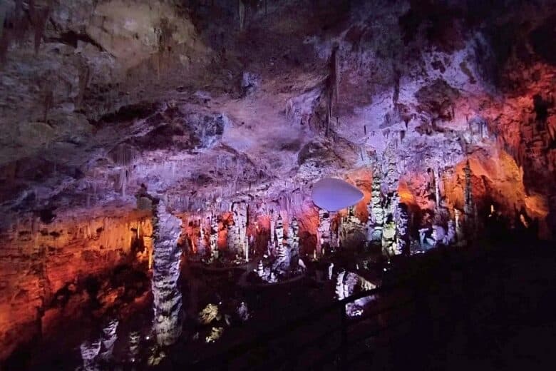 En visite souterraine, la Caméra Insta360 X5 révèle la beauté des grottes de la Salamandre en basse lumière.