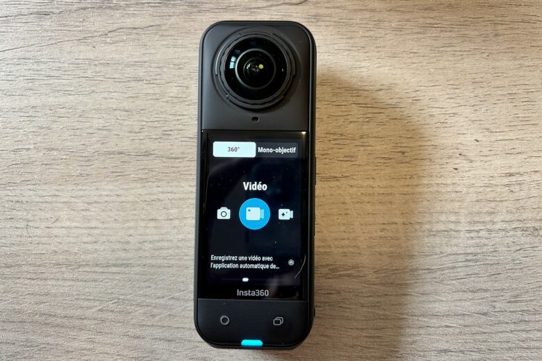 L’écran tactile de la Caméra Insta360 X5 donne accès à différents modes de prise de vue en un geste.