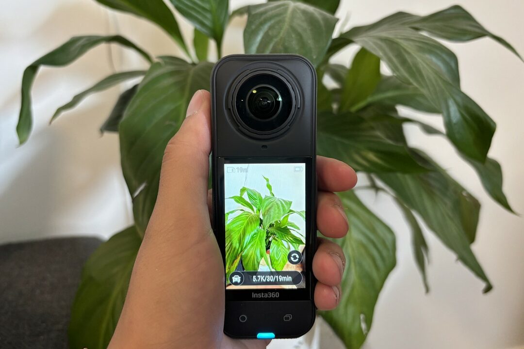 La Caméra Insta360 X5 tient parfaitement en main, prête à capturer des vidéos immersives en extérieur comme en intérieur.