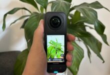 La Caméra Insta360 X5 tient parfaitement en main, prête à capturer des vidéos immersives en extérieur comme en intérieur.