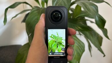 La Caméra Insta360 X5 tient parfaitement en main, prête à capturer des vidéos immersives en extérieur comme en intérieur.