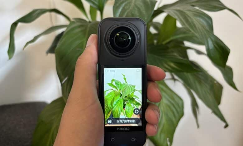 La Caméra Insta360 X5 tient parfaitement en main, prête à capturer des vidéos immersives en extérieur comme en intérieur.