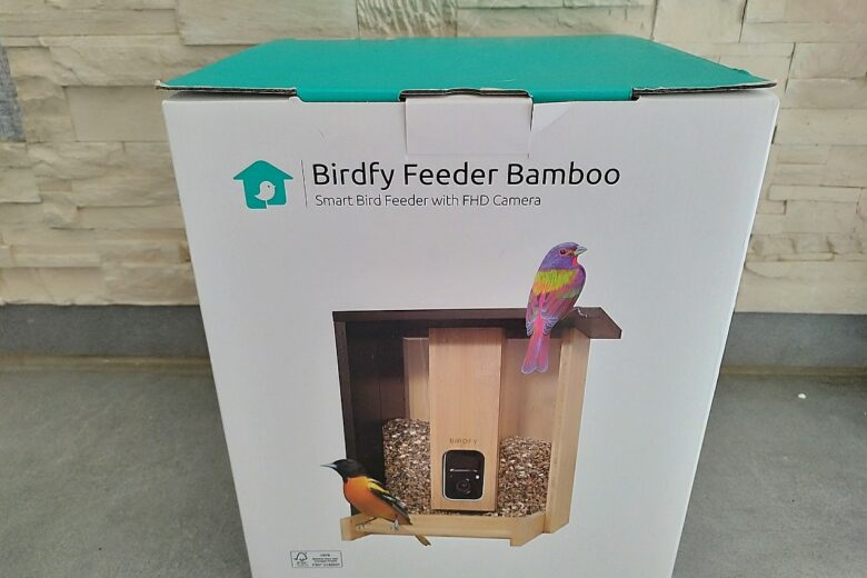 Le packaging de la mangeoire connectée Birdfy en bambou, élégant et déjà prometteur dès l’ouverture du carton.