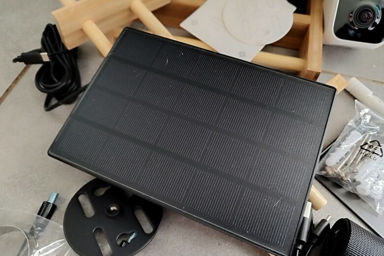 Le panneau solaire inclus, indispensable pour rendre la mangeoire connectée Birdfy en bambou totalement autonome.
