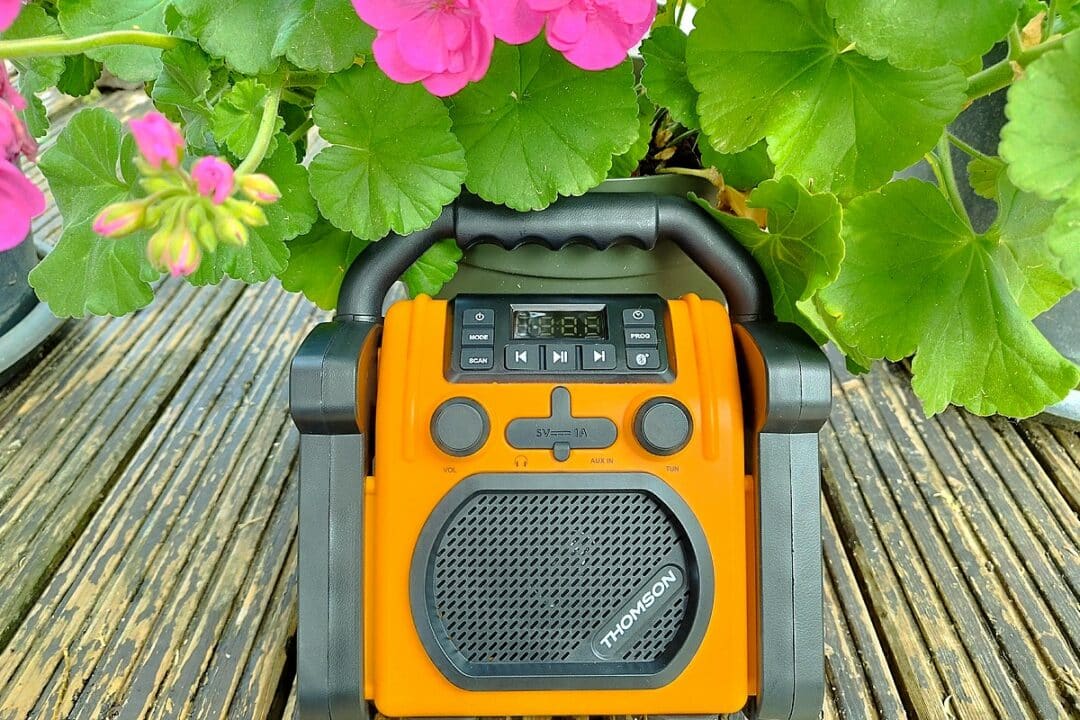La Radio & Enceinte de Chantier Thomson 30 W posée sur la terrasse, prête à affronter toutes les conditions.