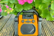 La Radio & Enceinte de Chantier Thomson 30 W posée sur la terrasse, prête à affronter toutes les conditions.