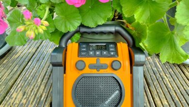 La Radio & Enceinte de Chantier Thomson 30 W posée sur la terrasse, prête à affronter toutes les conditions.