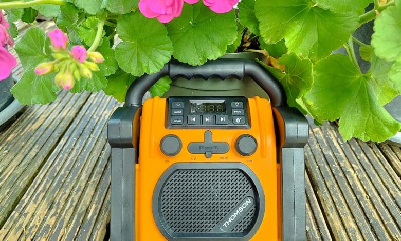 La Radio & Enceinte de Chantier Thomson 30 W posée sur la terrasse, prête à affronter toutes les conditions.