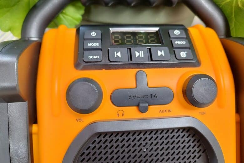 Sur la Radio & Enceinte de Chantier Thomson 30 W, gros plan sur l’écran et les touches mode, scan et lecture.