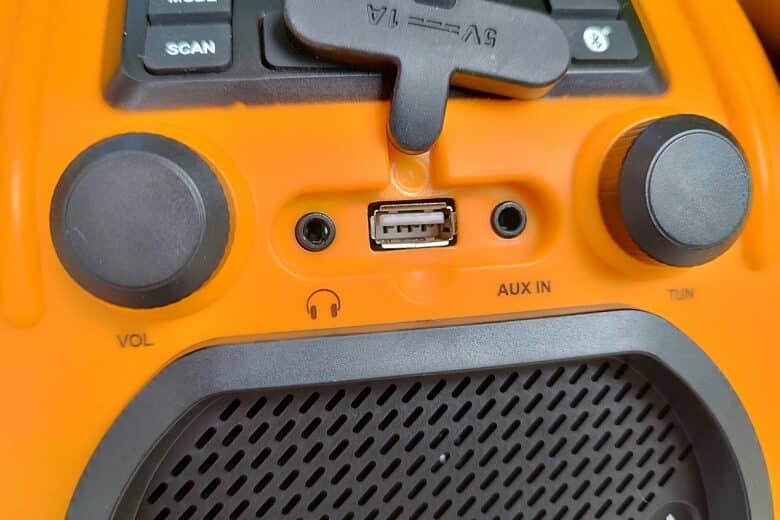 La trappe frontale de la Radio & Enceinte de Chantier Thomson 30 W dévoile la prise casque, l’USB et l’entrée AUX.