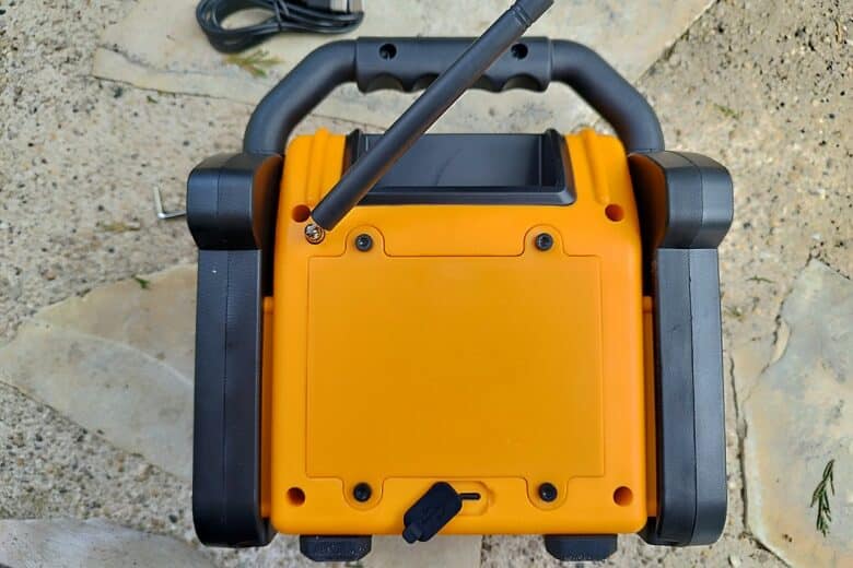 À l’arrière, la Radio & Enceinte de Chantier Thomson 30 W montre son antenne déployée et son capot vissé.