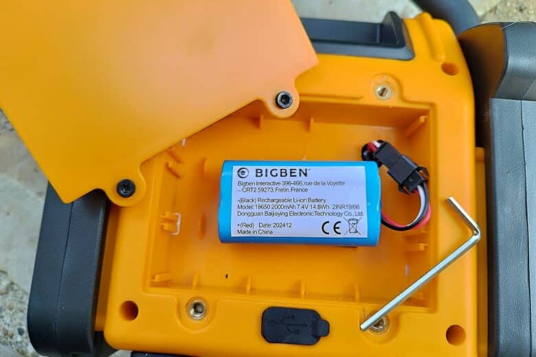 Le compartiment batterie de la Radio & Enceinte de Chantier Thomson 30 W révèle l’accu amovible Bigben.