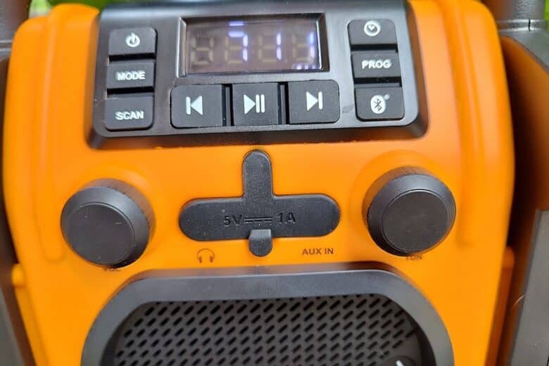 L’afficheur LED et les commandes en façade de la Radio & Enceinte de Chantier Thomson 30 W sont allumés.