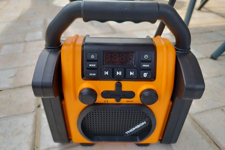 En vue générale, la Radio & Enceinte de Chantier Thomson 30 W affiche sa poignée robuste et sa grille de haut-parleur.