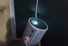 Le vidéoprojecteur XGIMI MoGo 4 en pleine projection, prêt à transformer un simple mur en écran de cinéma.