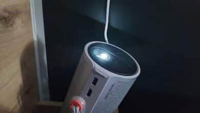 Le vidéoprojecteur XGIMI MoGo 4 en pleine projection, prêt à transformer un simple mur en écran de cinéma.