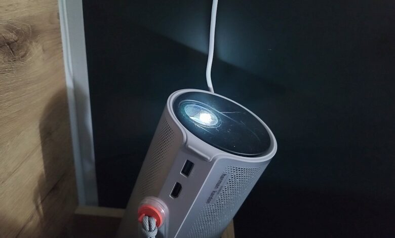 Le vidéoprojecteur XGIMI MoGo 4 en pleine projection, prêt à transformer un simple mur en écran de cinéma.