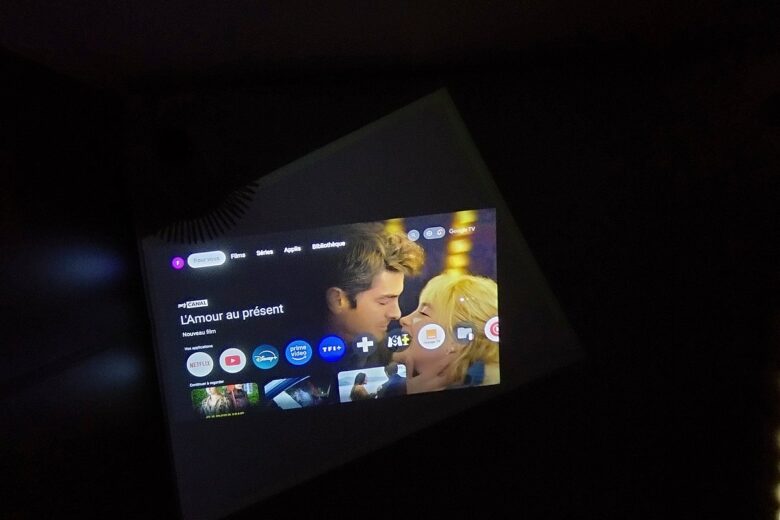Le vidéoprojecteur XGIMI MoGo 4 en action, affichant une interface fluide avec Google TV et Netflix intégrés.