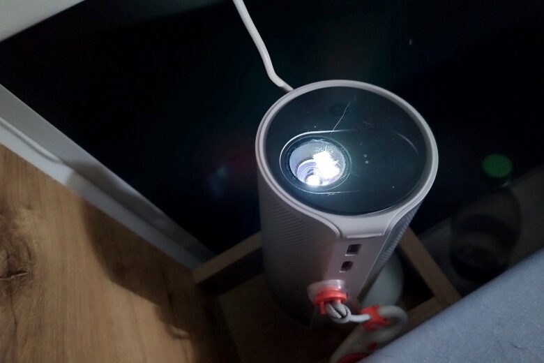 Le vidéoprojecteur XGIMI MoGo 4 en pleine utilisation, diffusant une image nette et lumineuse.