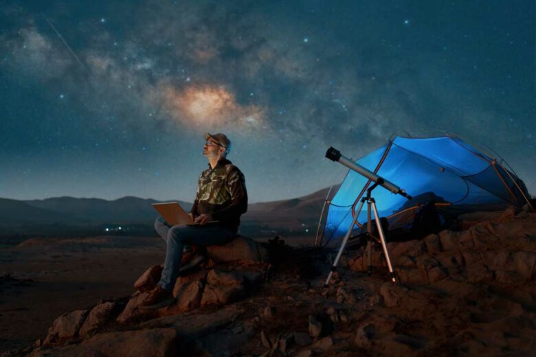 Un astronome amateur et son télescope.