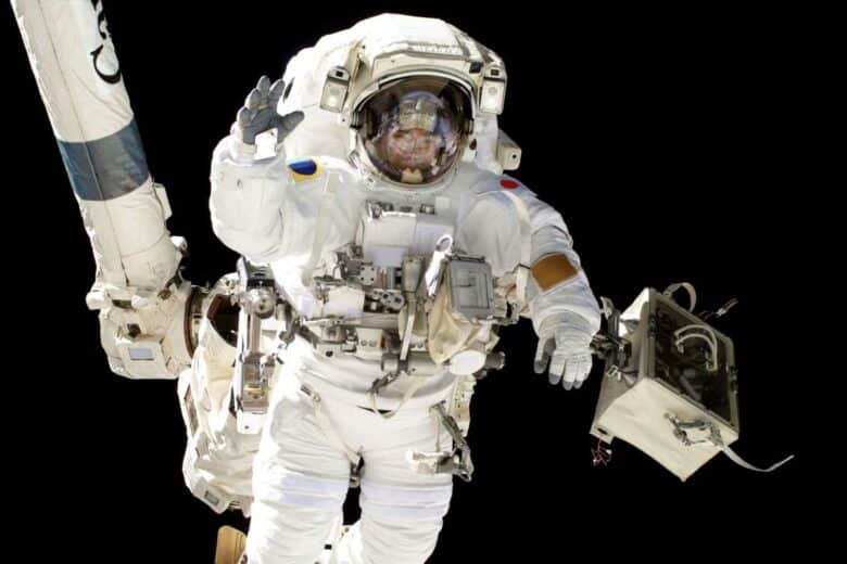 Une sortie dans l'espace pour un astronaute.