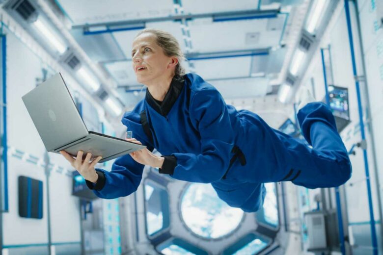 Une astronaute dans une station spatiale.